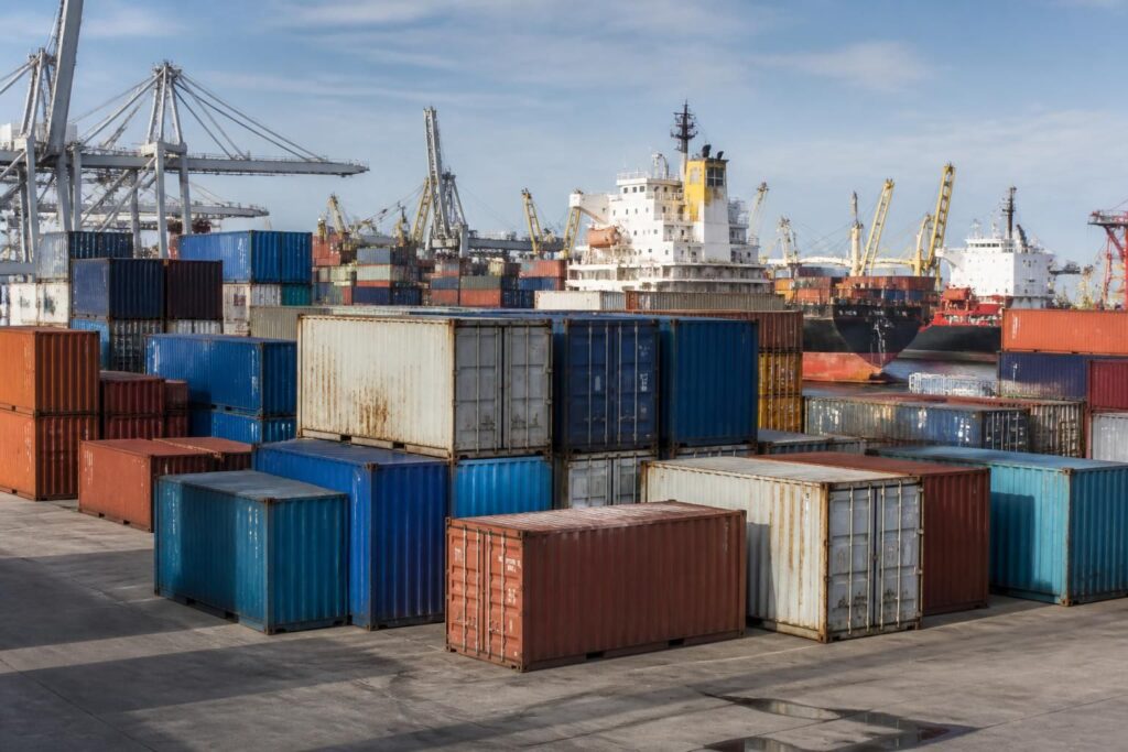 découvrez les prix des conteneurs d'occasion en fonction de leur taille et des marchés internationaux pour faire le meilleur choix adapté à vos besoins.